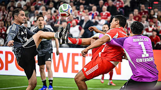 Spielszene aus dem Duell zwischen Eintracht Frankfurt und dem FC Bayern während des FC Bayern Legends Cup 2026 im SAP Garden