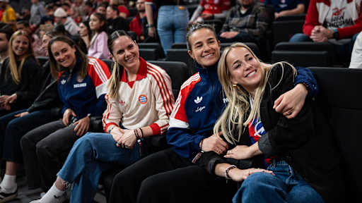 Giulia Gwinn, Lena Lotzen und Sarah Zadrazil auf der Tribüne während des FC Bayern Legends Cup 2026 im SAP Garden