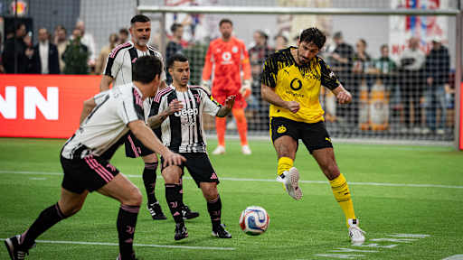 Mats Hummels schießt mit dem Außenrist während des FC Bayern Legends Cup 2026 im SAP Garden
