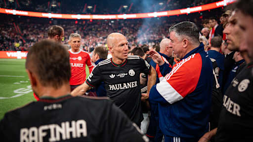 Arjen Robben und Roy Makaay im Gespräch während des FC Bayern Legends Cup 2026 im SAP Garden