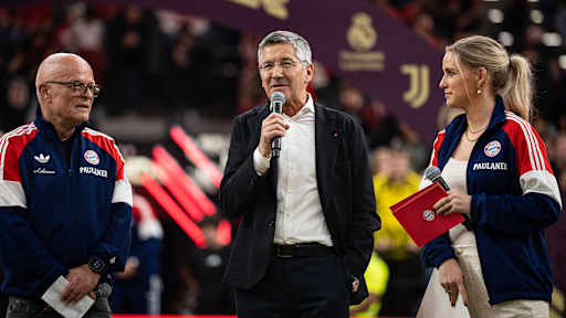 Herbert Hainer spricht zu den Fans im SAP Garden nach dem FC Bayern Legends Cup