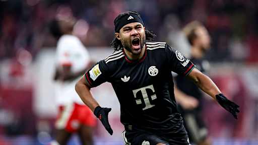 Serge Gnabry bejubelt den 1:1-Ausgleich während des Gastspiels des FC Bayern in der Bundesliga bei RB Leipzig