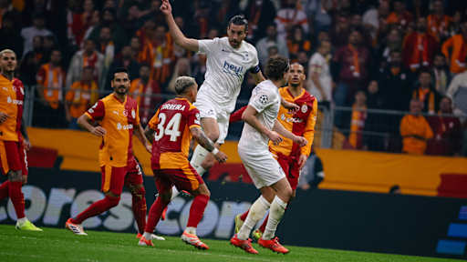 Ein Zweikampf im Spiel Union Saint-Gilloises (in weiß) gegen Galatasaray (gelb-rot)