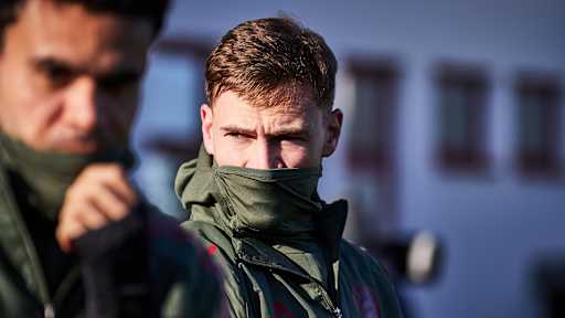 Joshua Kimmich zieht den Schal tief ins Gesicht im Abschlusstraining des FC Bayern vor dem Champions League-Spiel gegen Union Saint-Gilloise