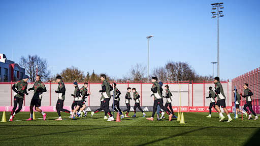 Spieler beim Warm-Up im Abschlusstraining des FC Bayern vor dem Champions League-Spiel gegen Union Saint-Gilloise