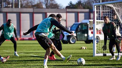 Luis Diaz schießt auf das Tor von Sven Ulreich im Abschlusstraining des FC Bayern vor dem Champions League-Spiel gegen Union Saint-Gilloise