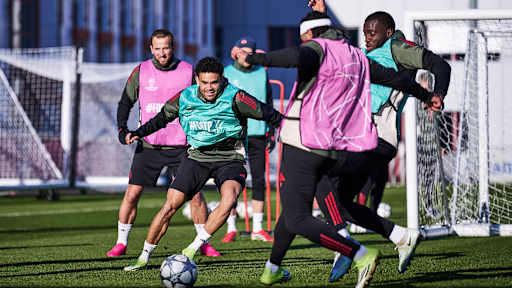 Luis Diaz attackiert Serge Gnabry am Ball im Abschlusstraining des FC Bayern vor dem Champions League-Spiel gegen Union Saint-Gilloise