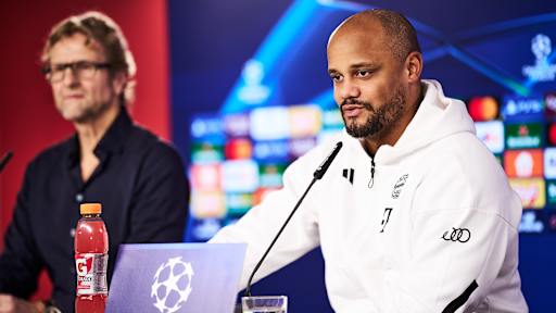 Dieter Nickles und Vincent Kompany auf der Pressekonferenz des FC Bayern vor dem Champions League-Spiel gegen Union Saint-Gilloise