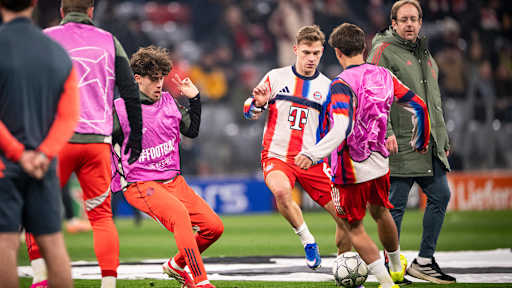 Joshua Kimmich im Zweikampf beim Aufwärmen vor dem Champions League-Spiel des FC Bayern gegen Royale Union Saint-Gillloise.