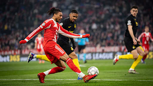 Michael Olise am BAll im Champions League-Spiel des FC Bayern gegen Royale Union Saint-Gilloise