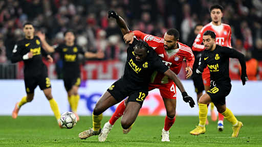 Jonathan Tah attackiert Promise David im Champions League-Spiel des FC Bayern gegen Royale Union Saint-Gilloise