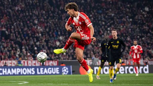 Tom Bischof spielt den Ball im Sprung im Champions League-Spiel des FC Bayern gegen Royale Union Saint-Gilloise