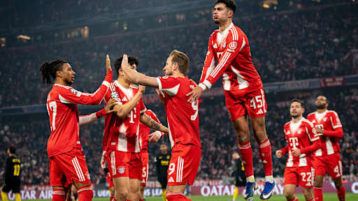 Aleks Pavlovic stützt sich zum Jubel auf die Schulter von Harry Kane nach dem 1:0 im Champions League-Spiel des FC Bayern gegen Royale Union Saint-Gilloise