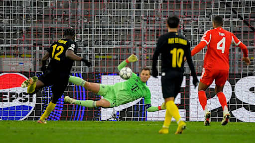 Manuel Neuer pariert den Kopfball von Promise David im Champions League-Spiel des FC Bayern gegen Royale Union Saint-Gilloise