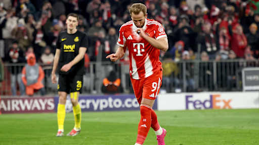 Harry Kane küsst seinen Ehering nach dem 2:0 im Champions League-Spiel des FC Bayern gegen Royale Union Saint-Gilloise