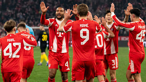 Jonathan jubelt mit den Kolllegen nach Harry Kanes 2:0 im Champions League-Spiel des FC Bayern gegen Royale Union Saint-Gilloise