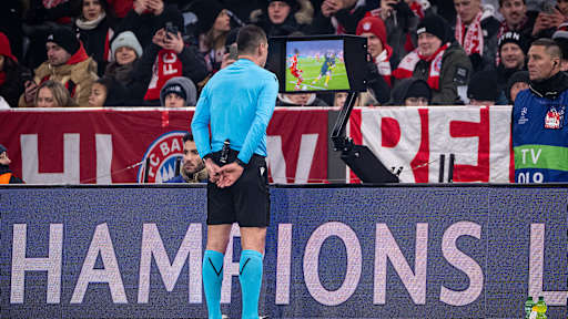 Der Schiedsrichter überprüft eine Elfmetersituation am Bildschirm im Champions League-Spiel des FC Bayern gegen Royale Union Saint-Gilloise