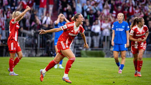 Klara Bühl jubelt mit ausgestreckten Armen in der Allianz Arena.