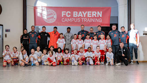 Schüler und Schülerinnen beim Campus Training des FC Bayern an einer Münchner Schule