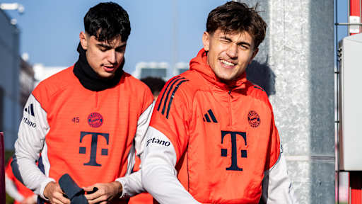 Tom Bischof betritt lächelnd den Platz im Training des FC Bayern vor dem Bundesliga-Spiel gegen den FC Augsburg