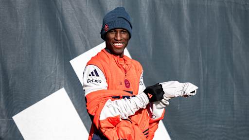 Nicolas Jackson lächelt im Training des FC Bayern vor dem Bundesliga-Spiel gegen den FC Augsburg
