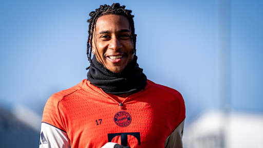 Michael Olise lächelt im Training des FC Bayern vor dem Bundesliga-Spiel gegen den FC Augsburg