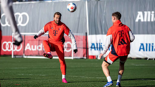 Harry Kane spielt den Ball volley im Training des FC Bayern vor dem Bundesliga-Spiel gegen den FC Augsburg