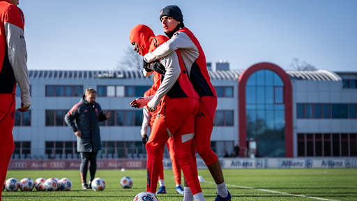 Aleksandar Pavlovic umklammert Alphonso Davies von hinten im Training des FC Bayern vor dem Bundesliga-Spiel gegen den FC Augsburg