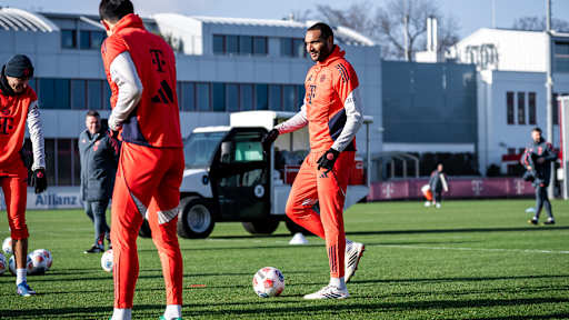 Jonathan Tah am Ball im Training des FC Bayern vor dem Bundesliga-Spiel gegen den FC Augsburg