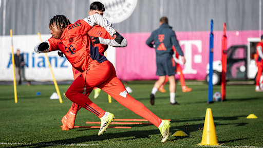 Wisdom Mike zieht einen Sprint an im Training des FC Bayern vor dem Bundesliga-Spiel gegen den FC Augsburg
