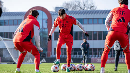 Minjae Kim am Ball im Training des FC Bayern vor dem Bundesliga-Spiel gegen den FC Augsburg