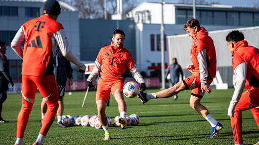 Raphael Guerreiro im Zweikampf mit Joshua Kimmich im Training des FC Bayern vor dem Bundesliga-Spiel gegen den FC Augsburg
