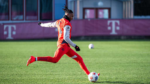 Michael Olise beim Torabschluss im Training des FC Bayern vor dem Bundesliga-Spiel gegen den FC Augsburg