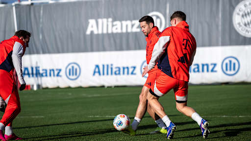Raphael Guerreiro im Zweikampf mit Joshua Kimmich im Training des FC Bayern vor dem Bundesliga-Spiel gegen den FC Augsburg