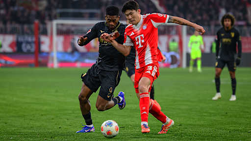 Minjae Kim im Zweikampf während des Heimspiels des FC Bayern in der Bundesliga gegen den FC Augsburg