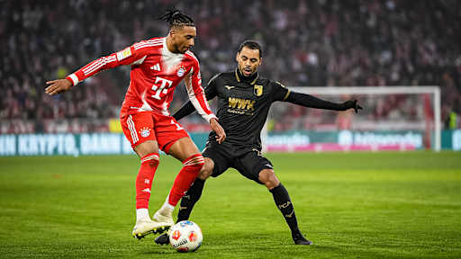 Michael Olise im Zweikampf während des Heimspiels des FC Bayern in der Bundesliga gegen den FC Augsburg