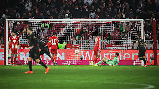 Han-Noah Massengo erzielt das 1:2 während des Heimspiels des FC Bayern in der Bundesliga gegen den FC Augsburg