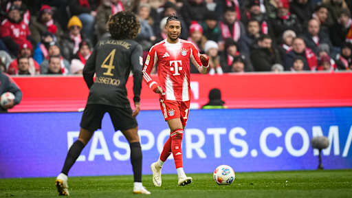 Michael Olise mit Ball am Fuß während des Heimspiels des FC Bayern in der Bundesliga gegen den FC Augsburg