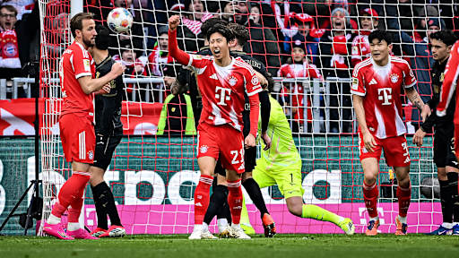 Hiroki Ito streckt die Faust in die Luft während des Heimspiels des FC Bayern in der Bundesliga gegen den FC Augsburg