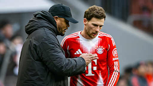 Leon Goretzka und Vincent Kompany im Gespräch während des Heimspiels des FC Bayern in der Bundesliga gegen den FC Augsburg