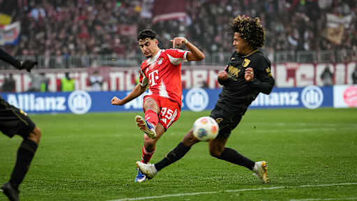 Aleksandar Pavlović beim Abschluss während des Heimspiels des FC Bayern in der Bundesliga gegen den FC Augsburg