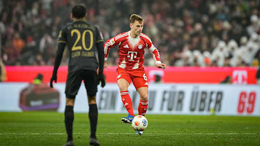 Joshua Kimmich mit Ball am Fuß während des Heimspiels des FC Bayern in der Bundesliga gegen den FC Augsburg