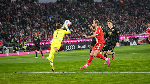 Finn Dahmen kommt vor Harry Kane an den Ball während des Heimspiels des FC Bayern in der Bundesliga gegen den FC Augsburg