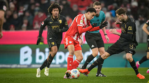 Jamal Musiala im Zweikampf während des Heimspiels des FC Bayern in der Bundesliga gegen den FC Augsburg