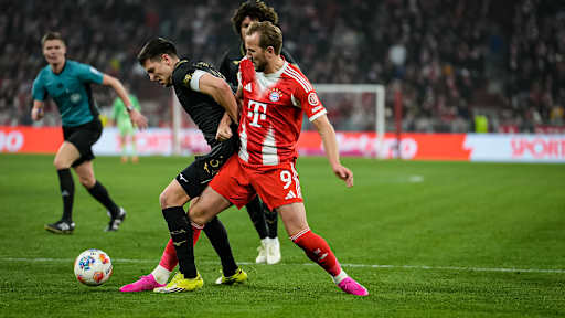 Harry Kane im Zweikampf während des Heimspiels des FC Bayern in der Bundesliga gegen den FC Augsburg