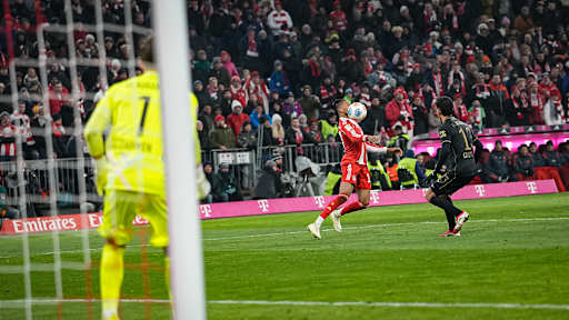 Michael Olise saugt den Ball herunter während des Heimspiels des FC Bayern in der Bundesliga gegen den FC Augsburg