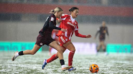 Momoko Tanikawa im Duell mit einer Leipziger Gegenspielerin.