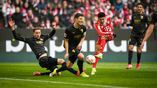 Luis Díaz beim Torschuss während des Heimspiels des FC Bayern in der Bundesliga gegen den FC Augsburg