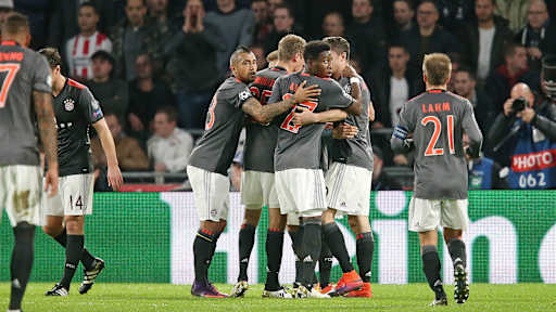 Eine Jubeltraube in schwarzen Trikots um David Alaba und Arturo Vidal in Eindhoven.