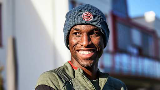 Nicolas Jackson in Grün im Abschlusstraining des FC Bayern vor dem Champions League-Spiel in Eindhoven